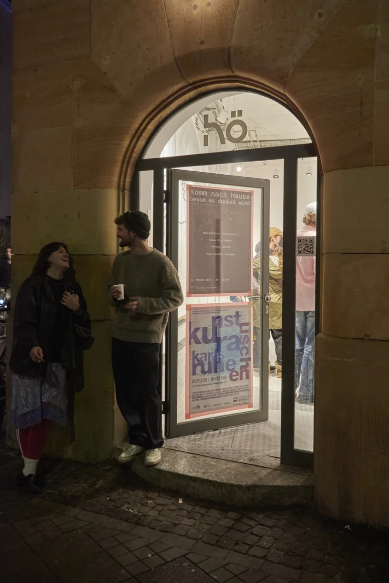 Impression Ausstellungseröffnung "Komm nach Hause bevor es dunkel wird" 2025, Studio hö, Karlsruhe